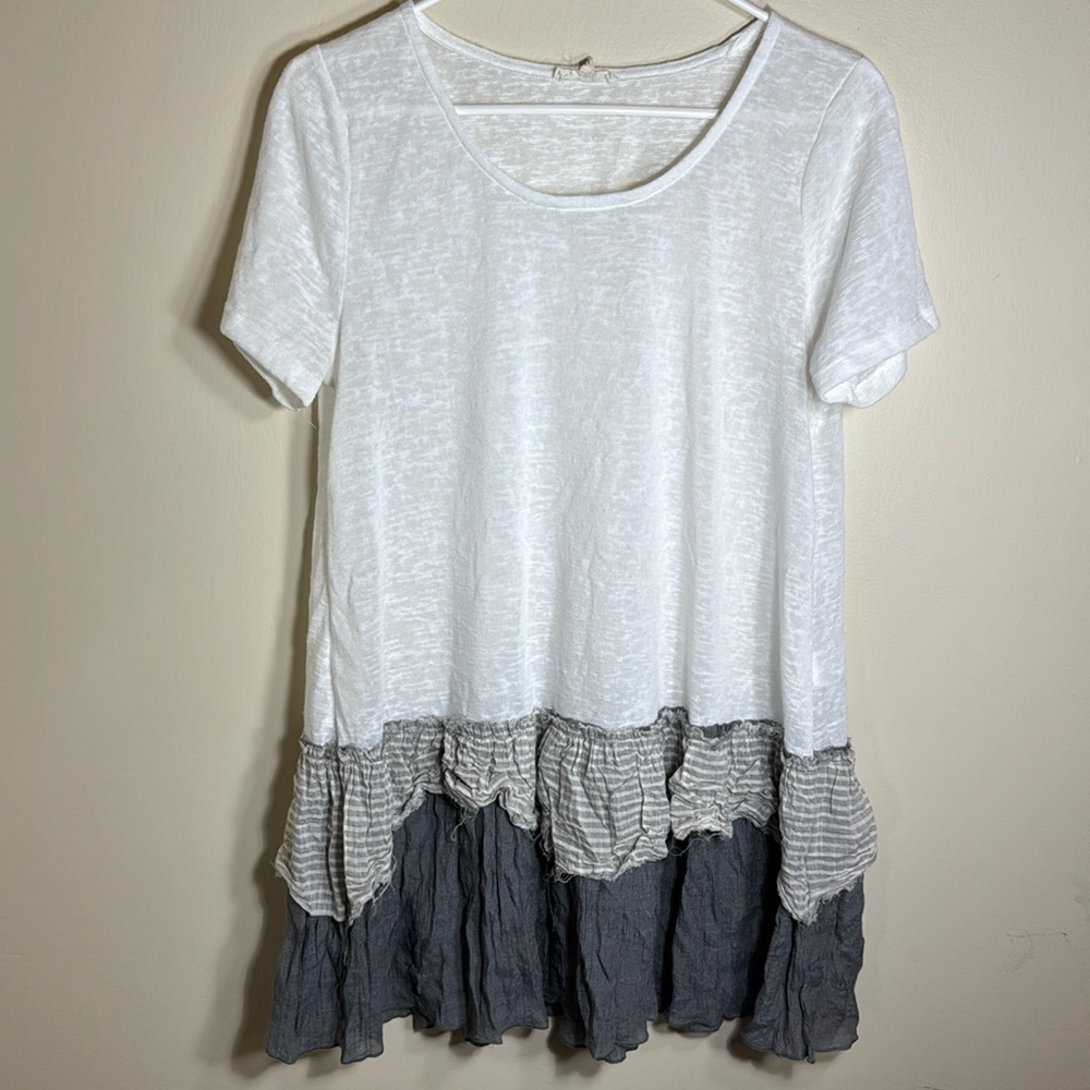 Easel top with distressed fringe, bottom short sleeves‎ size medium, pre-loved